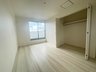 石田町 2980万円 現地写真（寝室） 木目の美しさを際立たせるシンプルデザインの建具を使用しています。