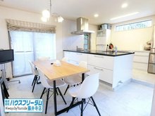 沢田４（土師ノ里駅） 2950万円 家族がゆったりくつろいだり、ゆとりをもってお客様をおもてなしできる空間です。