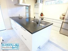 沢田４（土師ノ里駅） 2950万円 こだわりのキッチンは家事を趣味のように楽しむための高い機能性と設備で、快適な毎日を提案します