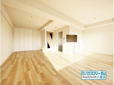 エリオス東大阪 リビングは全面壁紙と床材のリフォーム済みとなっております♪ 壁紙と床材が新しくなっておりますので、お部屋の雰囲気も全体的に明るい印象になっております♪ 気持ちいい新生活をお送り頂けます♪