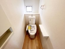 クレイドルガーデン泉南市樽井　【一戸建て】 １階はもちろん２階にもトイレがございます。 どちらもウォシュレット完備