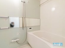 第一シャトー八戸ノ里 浴室はリフォーム済となっております♪ 近年のユニットバスの仕様になりますので、お手入れやお掃除などが楽々ですよ☆また棚もついておりますので、小物関係を置いて頂くが出来ます♪