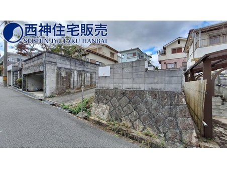 志染町東自由が丘１（広野ゴルフ場前駅） 2690万円 お車は2台駐車していただけます。現地（2023年11月13日）撮影