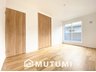 東菜畑２（菜畑駅） 3890万円 現地写真（寝室） 木目の美しさを際立たせるシンプルデザインの建具を使用しています。