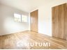 東菜畑２（菜畑駅） 3890万円 現地写真（洋室） 木目の美しさを際立たせるシンプルデザインの建具を使用しています。