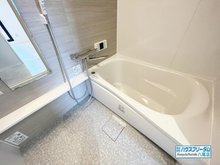 ダイアパレス新石切フォレストタウン２９２ 浴室はリフォーム済となっております♪ 近年のユニットバスの仕様になりますので、お手入れやお掃除などが楽々ですよ☆ また棚もついておりますので、小物関係を置いて頂くが出来ます♪