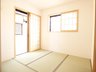 加古川町友沢（加古川駅） 2480万円 【和室（現地）】陽当りとても良好です♪室内とても明るいです♪和室はほっとできる素敵な空間♪収納もたっぷり♪ゆっくりとおくつろぎください♪楽しく見学はいかが♪