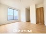 青山台（南生駒駅） 3380万円 現地写真（寝室） 木目の美しさを際立たせるシンプルデザインの建具を使用しています。