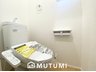 青山台（南生駒駅） 3380万円 現地写真（トイレ） 汚れてもサッとひと拭きでお手入れ簡単、エコ仕様の温水洗浄便座付きのトイレです。 バリアフリーにも配慮しています。