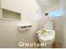 大字梅戸（結崎駅） 2180万円～2380万円 現地写真（トイレ） 汚れてもサッとひと拭きでお手入れ簡単、エコ仕様の温水洗浄便座付きのトイレです。 バリアフリーにも配慮しています。