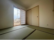 FIRST TOWN　大和高田市日之出東本町　第２期　全７邸　【一戸建て】 現地写真（和室） 大壁仕様の新和室。くつろぎの空間です。
