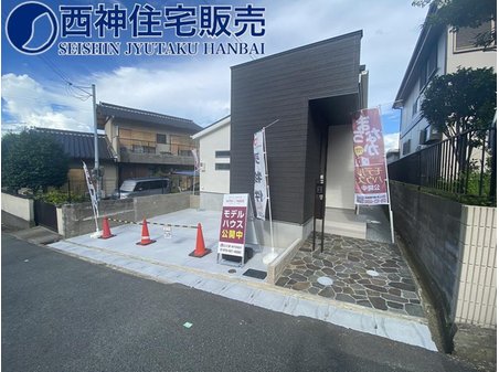 志染町東自由が丘１（広野ゴルフ場前駅） 2880万円 お車は2台駐車していただけます。現地（2023年8月25日）撮影