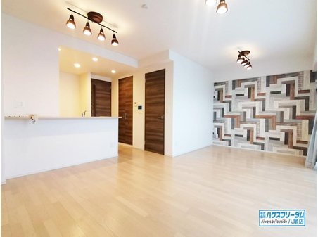 メインブラン・ヴェリテ若江岩田 リビングの建具は暖かみのあるブラウンのとシンプルな木目調の床材を使用しております♪ シンプルなデザインになっておりますので、家電や家具などのインテリアの色味も合わせやすく使いやすいデザインです☆