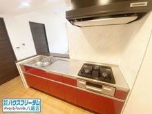 シャルマンフジスマート吉田駅前ステーションブライト キッチンは清潔感のあるレッドをベースとしたデザインになっております♪ 収納も豊富にございますので、調理器具などを収納して頂きスッキリお使い出できますよ☆