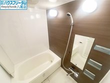 シャルマンフジスマート吉田駅前ステーションブライト 毎日の疲れを癒していただける浴室です。 ゆったりとした浴槽で足を伸ばしてのびのびとお風呂に入っていただけますよ！ アクセントパネルがおしゃれですね♪ 窓がありますので換気がしっかりとできます
