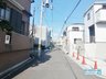 東大阪市北石切町　【一戸建て】 前面道路は西側幅員4.0ｍのスッキリとした道となっております☆ 閑静な住宅地で前面道路は車通りも少ないので、ゆっくり駐車して頂く事が出来ます♪ 小さなお子様の急な飛び出しにも安心ですね♪