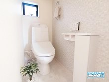 東大阪市北石切町　【一戸建て】 トイレは1階と2階にありますので、ご家族が多い方などには助かりますね♪ また小窓がありますので、外の空気の入替の換気などに良いですね☆ 1階は嬉しいウォシュレット付きになります♪