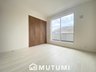 小泉町（大和小泉駅） 2880万円・3080万円 現地写真（寝室） 木目の美しさを際立たせるシンプルデザインの建具を使用しています。