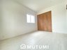小泉町（大和小泉駅） 2880万円・3080万円 現地写真（洋室） 木目の美しさを際立たせるシンプルデザインの建具を使用しています。