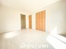 大字三吉 2890万円・2990万円 現地写真（寝室） 木目の美しさを際立たせるシンプルデザインの建具を使用しています。