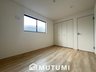 東九条町（京終駅） 2680万円 現地写真（寝室） 木目の美しさを際立たせるシンプルデザインの建具を使用しています。