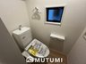 東九条町（京終駅） 2680万円 現地写真（トイレ） 汚れてもサッとひと拭きでお手入れ簡単、エコ仕様の温水洗浄便座付きのトイレです。 バリアフリーにも配慮しています。