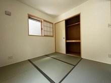 FIRST TOWN　香芝市穴虫　第３期　全３邸　【一戸建て】 現地写真（和室） 大壁仕様の新和室。くつろぎの空間です。