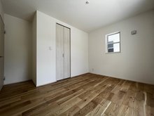FIRST TOWN　香芝市穴虫　第３期　全３邸　【一戸建て】 現地写真（寝室） 木目の美しさを際立たせるシンプルデザインの建具を使用しています。