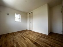 FIRST TOWN　香芝市穴虫　第３期　全３邸　【一戸建て】 現地写真（洋室） 木目の美しさを際立たせるシンプルデザインの建具を使用しています。