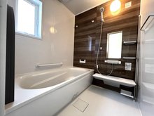 FIRST TOWN　香芝市穴虫　第３期　全３邸　【一戸建て】 現地写真（浴室） 浴室暖房乾燥機付き。１坪タイプで広々です。