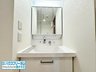 玉手山サンハイツ　B棟 三面鏡付きの洗面化粧台です。鏡裏や洗面ボウル下部に収納スペースがあり、蛇口周りは小物などを置けて便利です。 2023年5月リフォーム済
