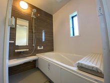 Cradle　garden　生駒郡斑鳩町龍田北　第１期　全１１邸　【一戸建て】 現地写真（浴室） 浴室暖房乾燥機付き。１坪タイプで広々です。