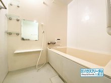 新石切グランドハイツ 浴室は爽やかなホワイトをベースとした清潔感のあるデザインとなっております♪ 浴槽もゆったり腰掛けて頂けるタイプになりますので、家事でお忙しい奥様やお仕事で疲れたご主人様など体を癒して頂けます♪