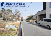 東神吉町西井ノ口（宝殿駅） 1450万円 前面道路は幅員約6ｍとゆったりしております。交通量も少なめで安心の住環境です。現地（2022年3月12日）撮影