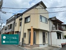 熊野町１ 2780万円 【外観】 ２００４年９月築、３階建て、角地に立地しています。スーパー・コンビニ、熊野田小学校、総合病院まで徒歩約１０分以内で便利です。ハイルーフ車でも停められる駐車場があります。（１台分）