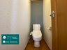 熊野町１ 2780万円 【トイレ】 ２階にある手洗い付きのコンパクトなトイレです。上部に収納棚がついていてペーパー類を収納に便利です。背面のアクセントクロスがポイントですね。お風呂、洗面所、LDK、水回りは２階に揃っています
