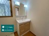熊野町１ 2780万円 【洗面所】 シャワー付き洗面台でお掃除もしやすいです。窓があるので、換気もできていいですね。鏡裏と洗面台下に収納があり、スキンケア用品や洗剤のストックなどなど収納できます。明るくて、身支度はかどります