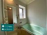 熊野町１ 2780万円 【浴室】 おおきな窓があり、空気の入れ替えができて、湿気こもるのを防いでくれます。追い炊き機能つきで、いつでもあったかお風呂に入れます。想い描くバスルームのご相談も経験豊富なデザイナーにお任せください