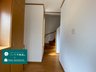熊野町１ 2780万円 【廊下】 玄関を入ると正面に階段がございます。右側には洋室が２部屋ございます。２階にあがると、３面採光の約１２帖LDKと洗面所・浴室・トイレがあります。３階に行くと、２部屋洋室があります。