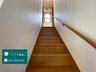熊野町１ 2780万円 【階段】 ２階から３階につながっている階段です。あがった先に窓があるので、明るい光差し込んできて、階段を照らしてくれます。２階にLDKと洗面所と浴室、トイレの水回りがあり、３階には洋室２部屋あります。