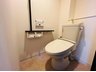 イングス郡山グレース トイレは清潔感のあるホワイトをベースにした色合いです。床部分は汚れが目立ちにくい色となっています。 ニッチ部分はちょっとしたインテリアを飾っても良いですね♪