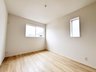 馬場２（樽井駅） 2280万円 ２階６帖、収納付き洋室 白ベースの壁紙とナチュラルな床色で温かみのある空間