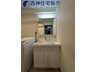 コムーネ山本通2番館 洗面室でございます。三面鏡の裏側には小物等収納可能で便利です。現地（2024年2月1日）撮影