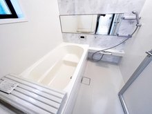笠松２（りんくうタウン駅） 3498万円 マルチステップ仕様のバスルームはお子様との入浴にも使いやすい！小窓付きで入浴後や掃除の際の換気もスムーズです