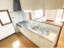 夢前町菅生澗 1030万円 現地写真（キッチン） 機能的で大容量の収納付きで家事がしやすい。