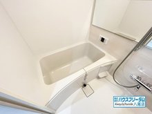 シャトーシャンベル 浴室はリフォーム済となっております♪ 近年のユニットバスの仕様になりますので、お手入れやお掃除などが楽々ですよ☆ また棚もついておりますので、小物関係を置いて頂くが出来ます♪