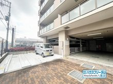レジオン東大阪 本マンションには敷地内に駐車場がございます♪ お急ぎの朝などは非常に助かりますね♪ 屋根付きの為、雨の日でもご安心頂けます♪ 空き状況に関しましては、お気軽にご相談下さい♪