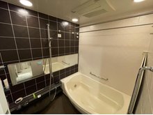 大阪ひびきの街　ザ・サンクタスタワー 浴室に明るさと広さを感じさせる、スタイリッシュなワイドミラーが備えられ、浴槽に身をゆだねながらのフェイスケアにも便利です。