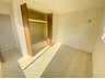 新生駒台 3200万円 現地写真（洋室） 木目の美しさを際立たせるシンプルデザインの建具を使用しています。