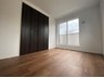 松美台 3580万円・3680万円 現地写真（洋室） 木目の美しさを際立たせるシンプルデザインの建具を使用しています。